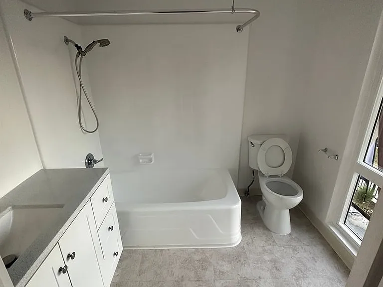 511 N Kenmore — Photo 7