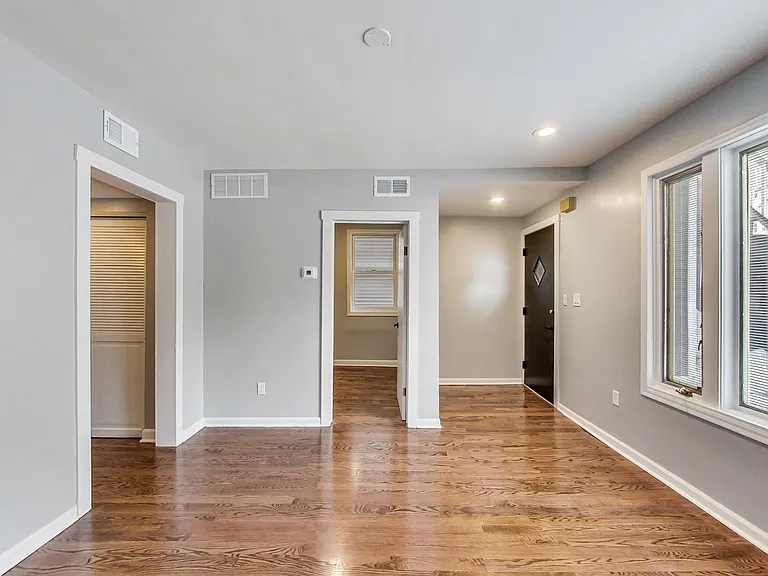 1831 W Fletcher St #1 — Photo 8