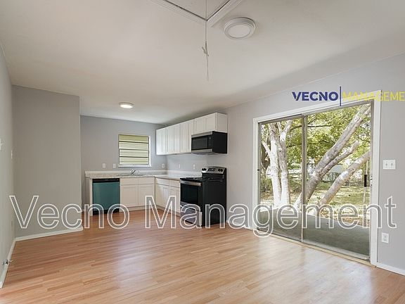 5th image of 435 W Bedford Ave Unit 1