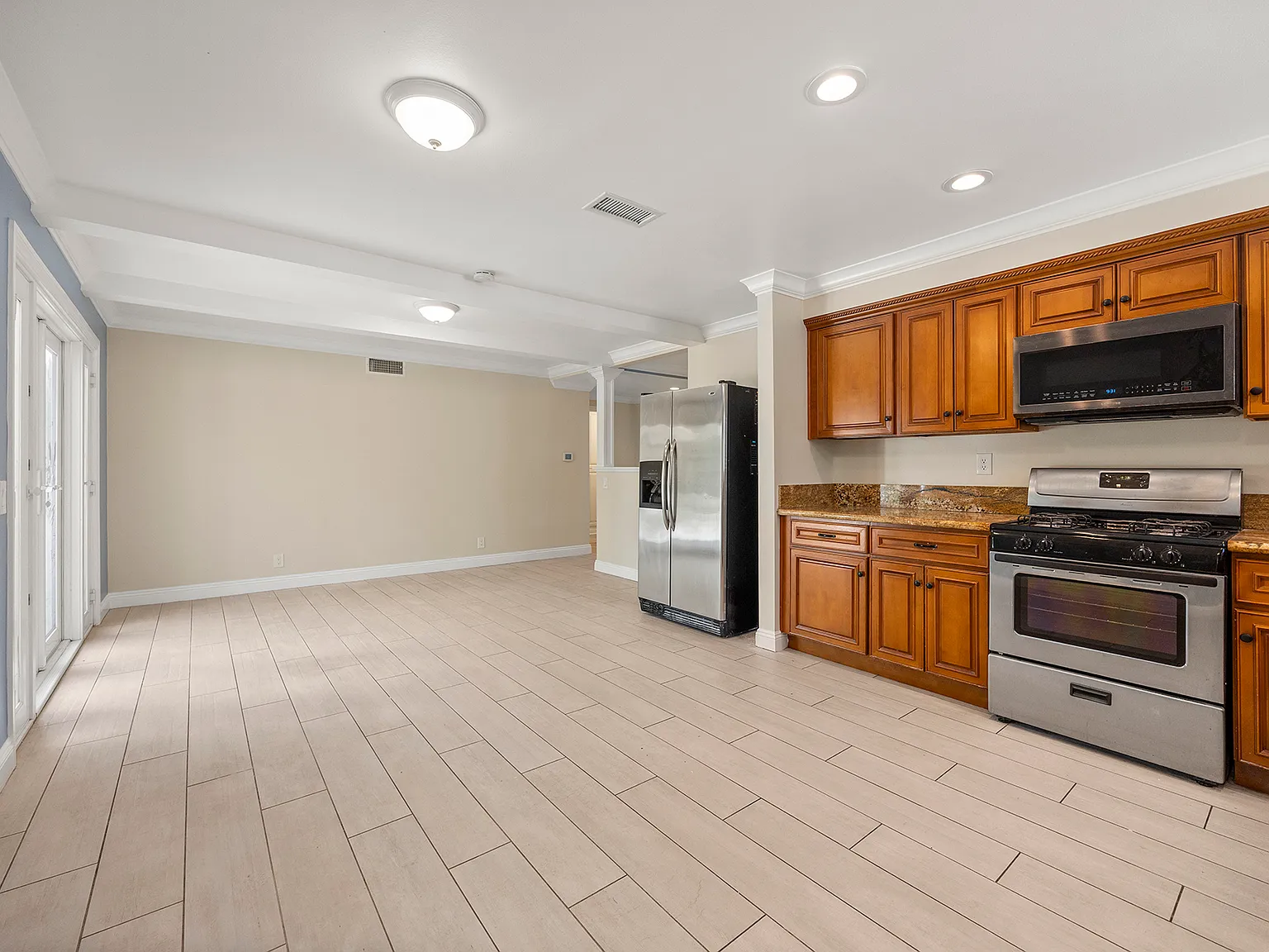 5 bed, 1972 sqft, $5,595 — Photo 3
