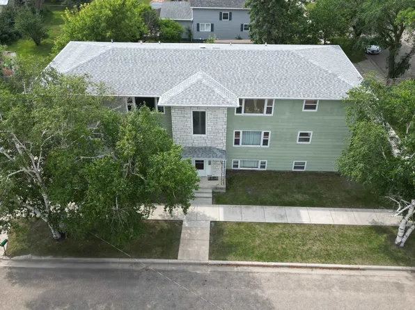 221 7th St W, Bottineau, ND 58318