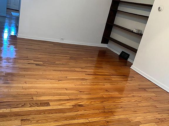 4th image of 833 E 17th St