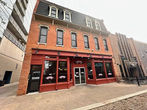 118 1/2 S Dubuque St Photo 1