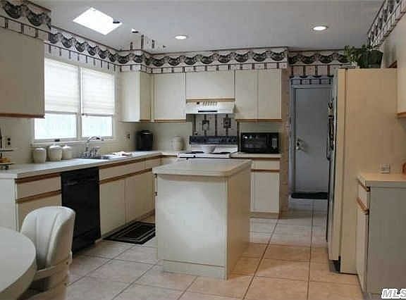 5th image of 24 Stacy Dr