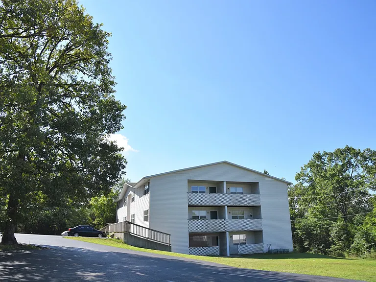 Green Oaks Apartments — Photo 6