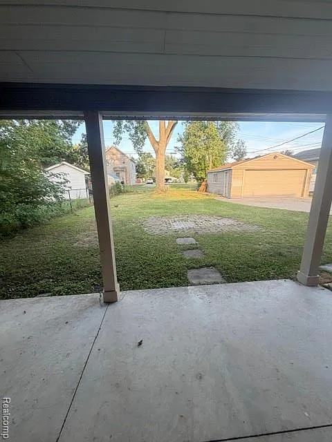 3 bed, 1.0 bath, 1200 sqft, $2,200 — Photo 4