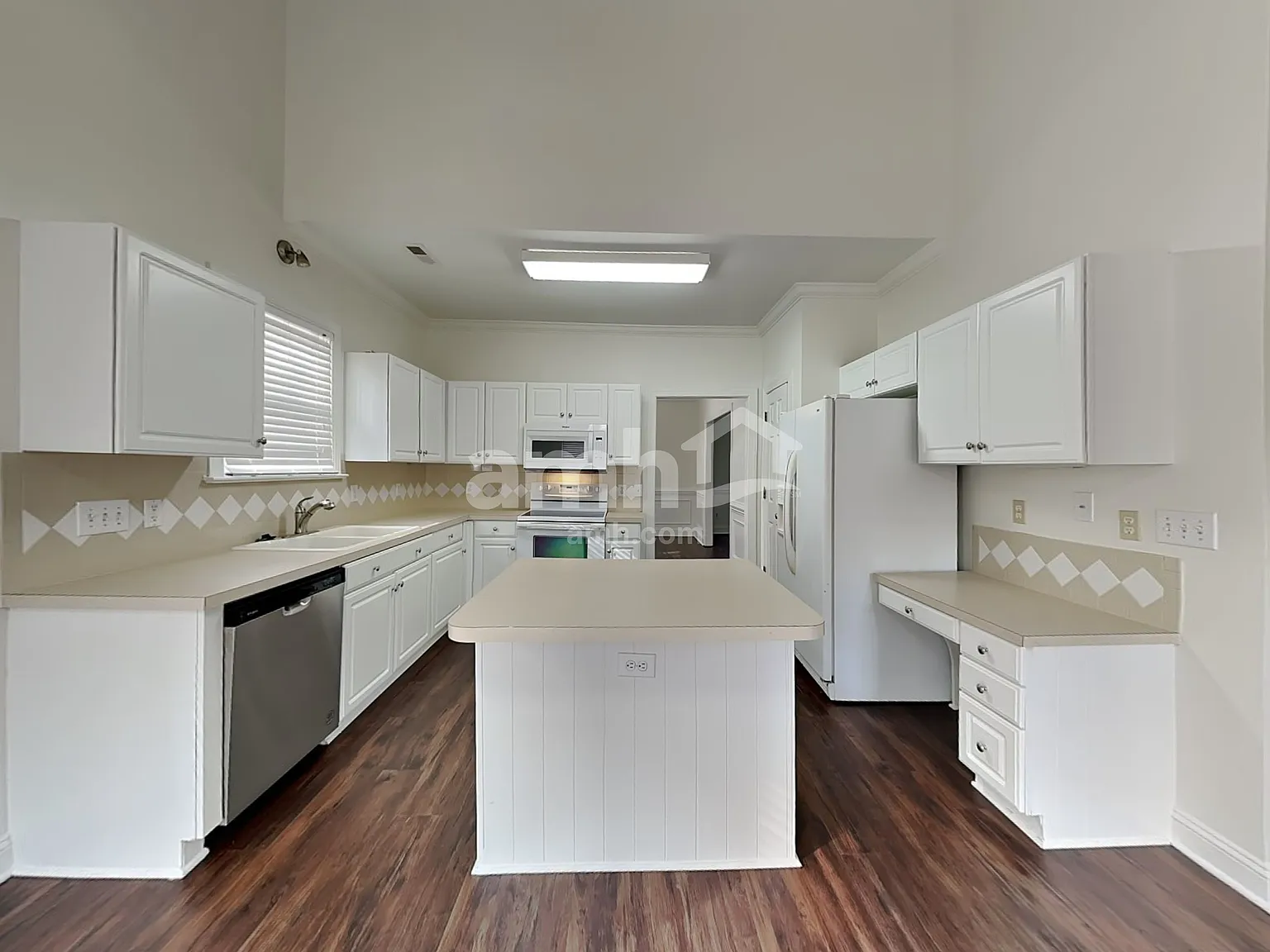 4 bed, 2.5 bath, 2220 sqft, $2,325 — Photo 3