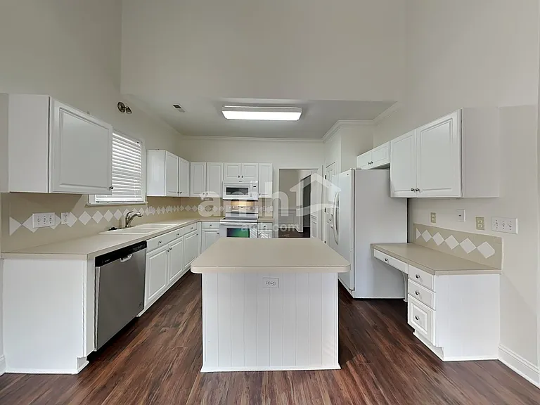 8005 Red Oaks Trl — Photo 3