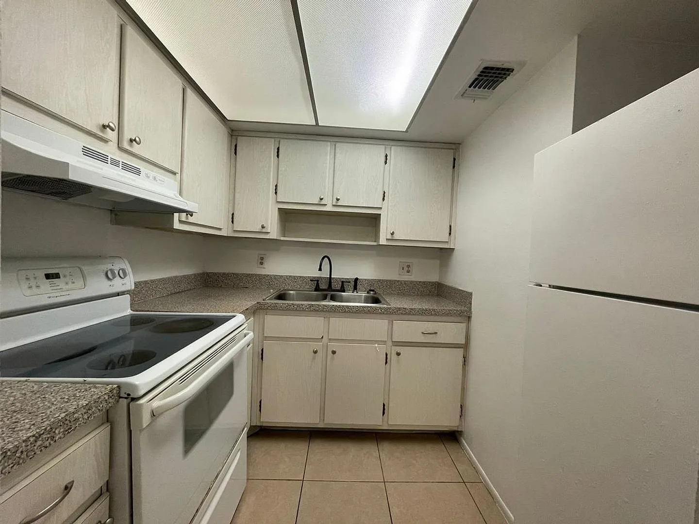 Nice Unit For Rent 1/1 Excellent Location!! — Photo 4