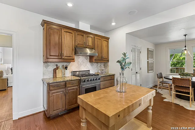120 Lamont Ave — Photo 38
