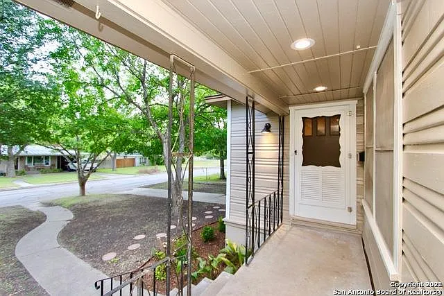 209 Lyman Dr — Photo 3