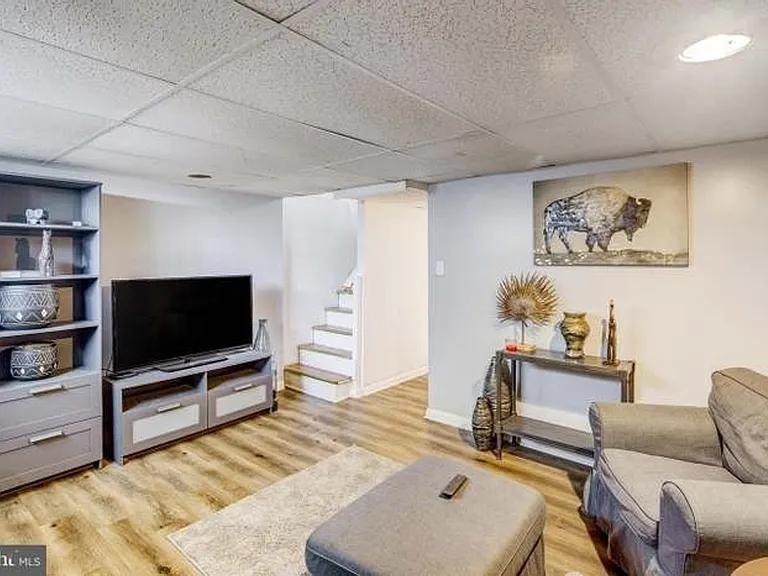 1100A E Sharpnack St — Photo 2