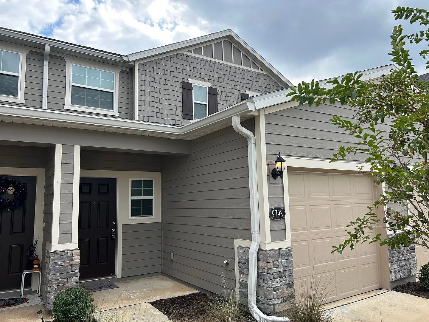 Stunning 2/2.5 Townhouse near Oakleaf! — Photo 2