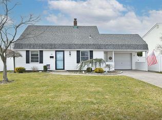 28 Barnyard Ln, Levittown, NY 11756