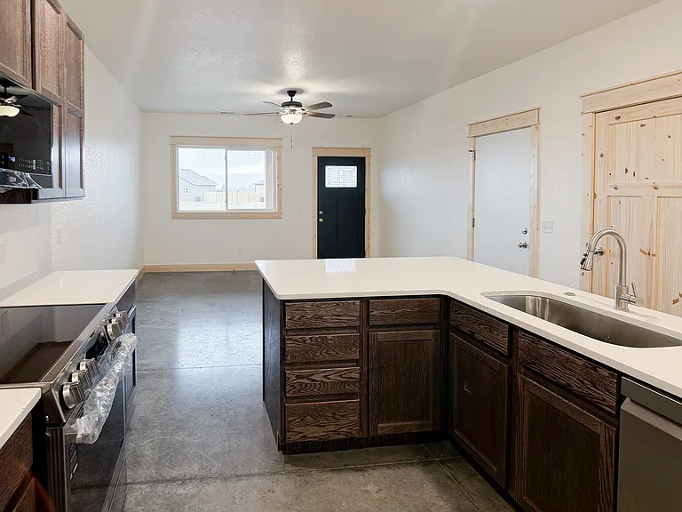 671 Valley View Dr — Photo 3