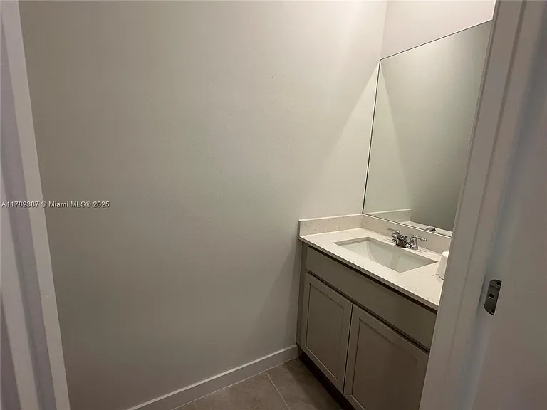822 SW 11th Ter — Photo 13