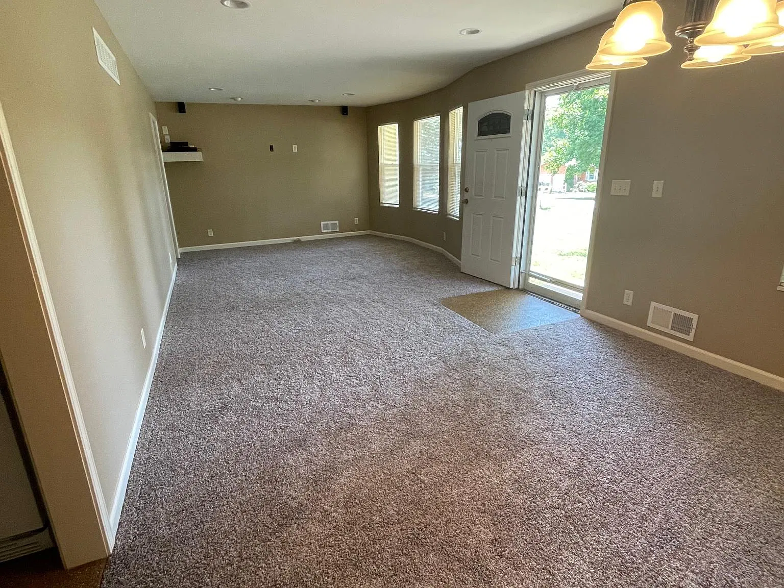 3 bed, 1.5 bath, 1200 sqft, $1,800 — Photo 3