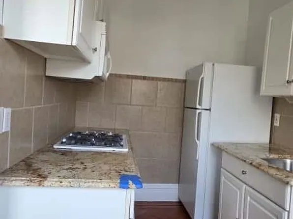 207 Jewett Avenue image 2 of 14