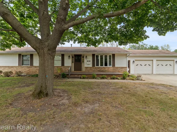 220 Park Ave, Holly, MI 48442