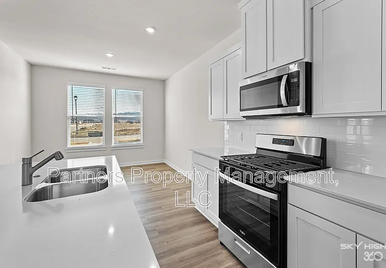 289 S Neon Ave — Photo 6
