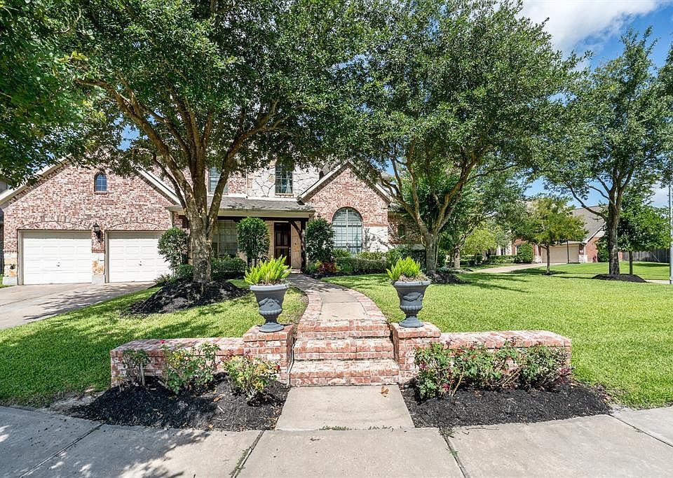 Gorgeous home located in the cul-de-sac and on a corner lot. Includes 2.5 car garage.
