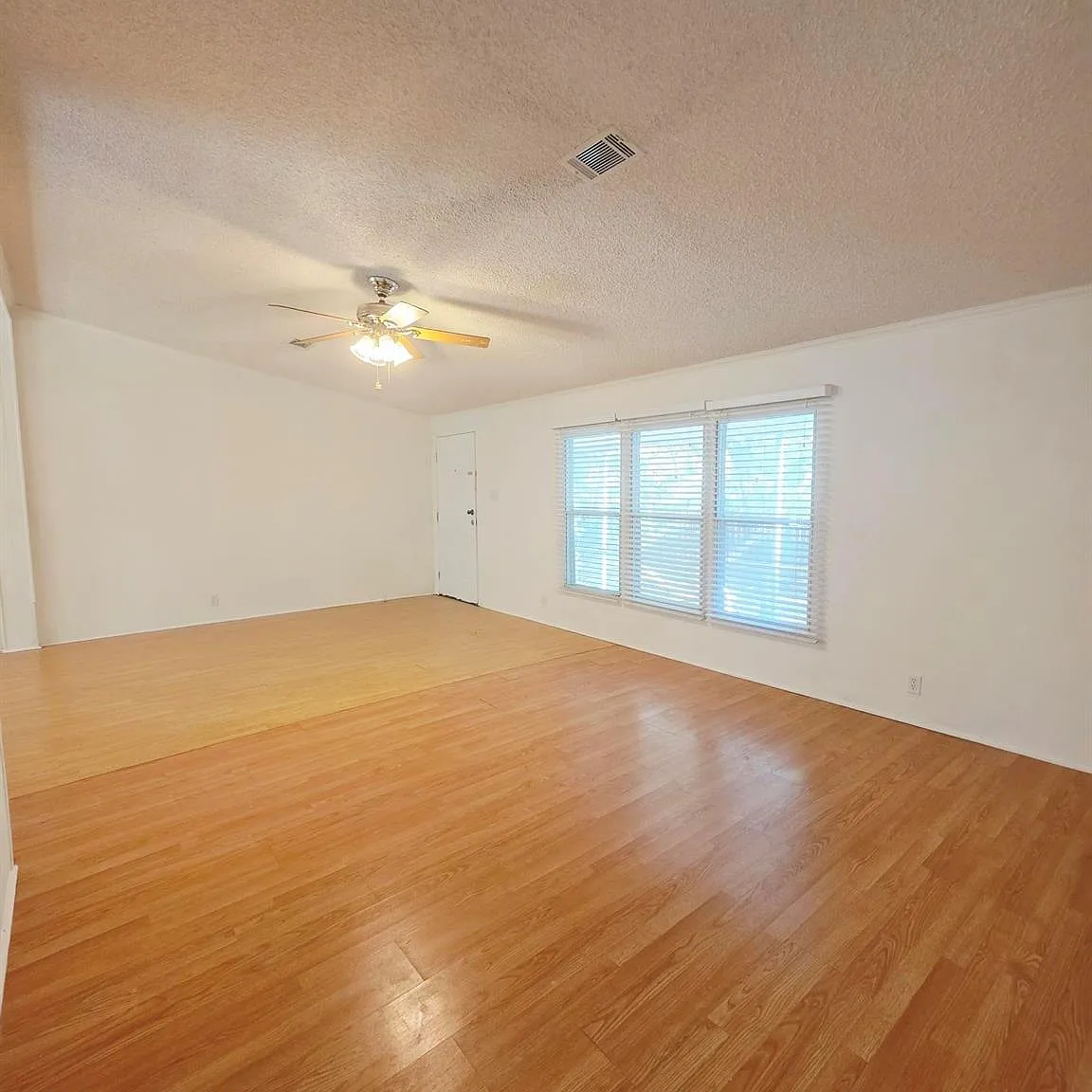 3 bed, 2.0 bath, 2128 sqft, $1,675 — Photo 3