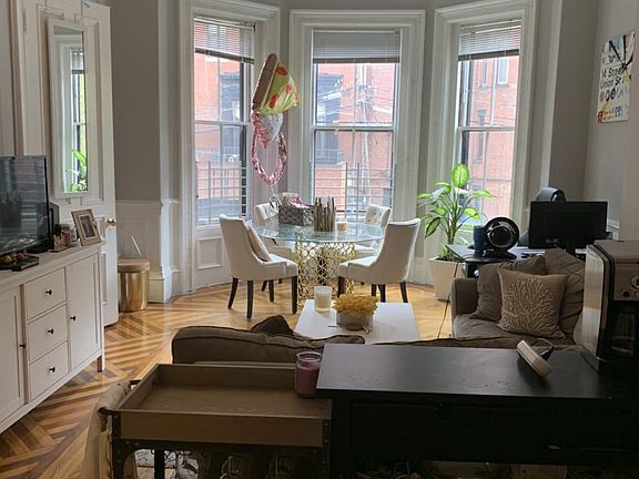 3rd image of 300 Marlborough St #4R