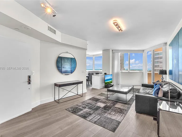 300 S Pointe Dr #809 — Photo 3