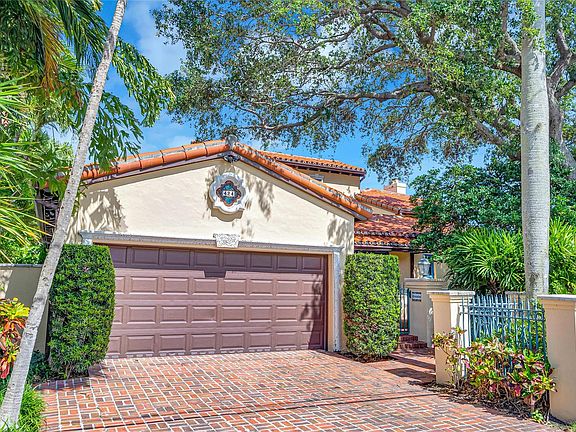 3rd image of 424 Royal Plaza Drive
