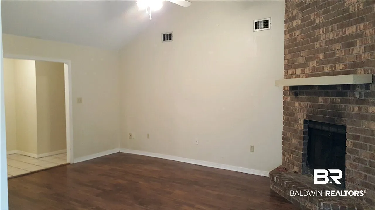 3 bed, 2.0 bath, 1283 sqft, $1,650 — Photo 3