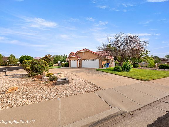 3rd image of 3182 W Desert Dawn Dr