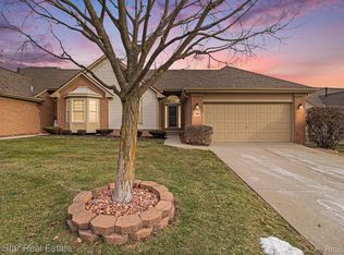 136 Shore Brook Ln, Walled Lake, MI 48390