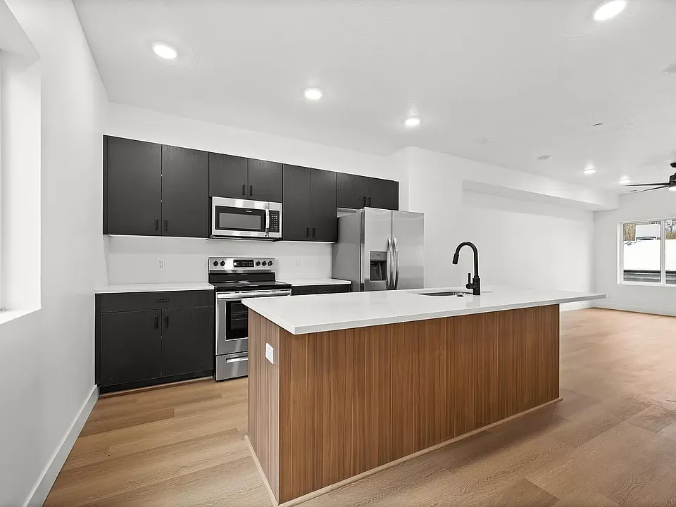 218 W Paxton Ave