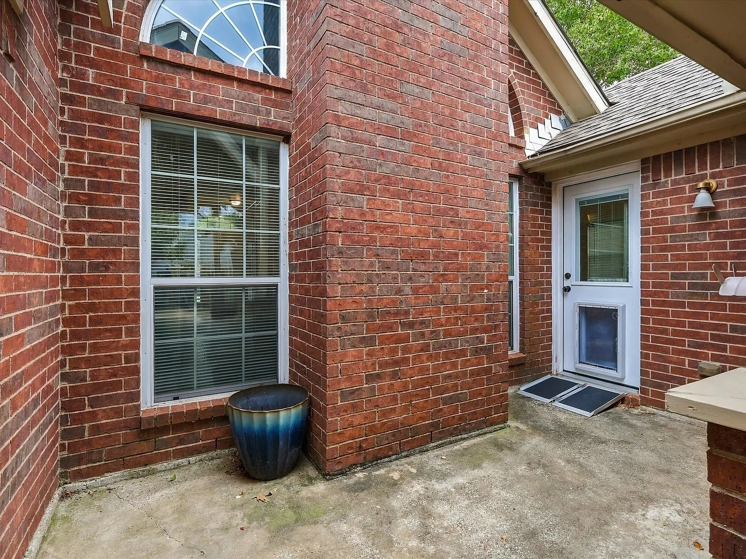 3 bed, 2.0 bath, 1952 sqft, $2,650 — Photo 4