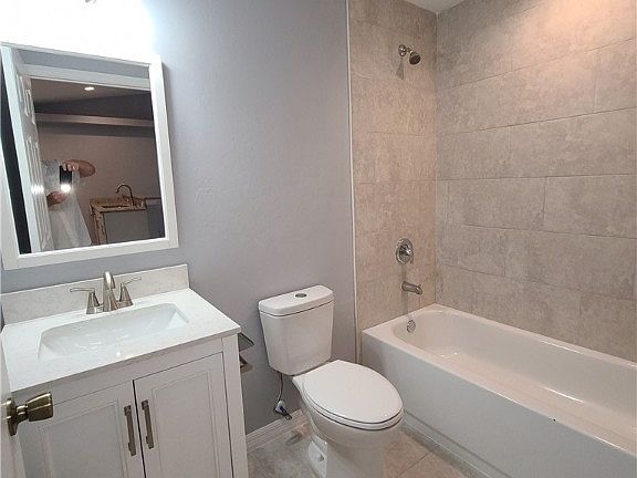 5th image of 2114-2116 NE 6th St