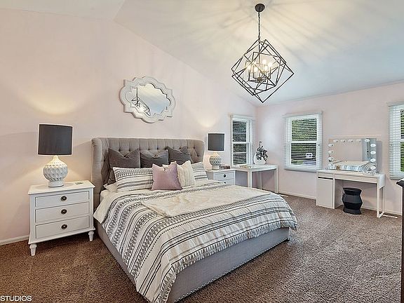 5th image of 372 Stafford Ct