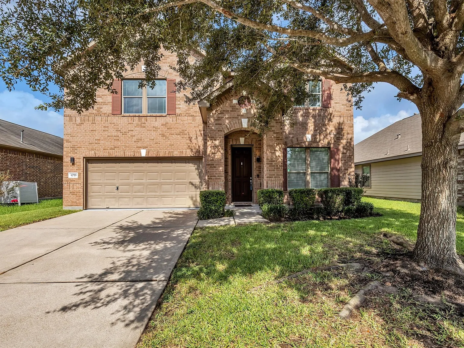 4 bed, 2.5 bath, 2810 sqft, $2,300 — Photo 1