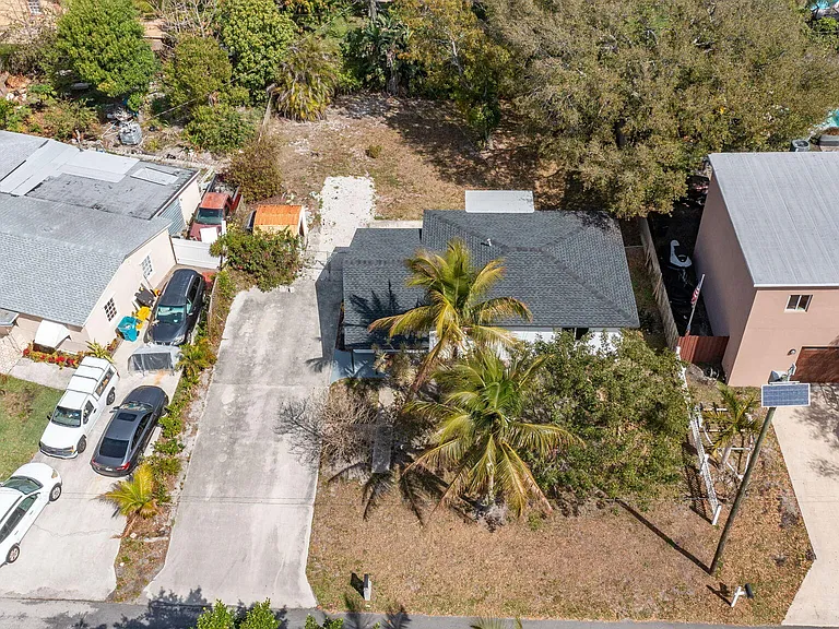 113 SE 8th Ave — Photo 24