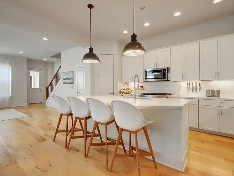 4711 Vaughan St — Photo 3