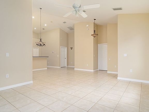 5th image of 2527 Albion Ave
