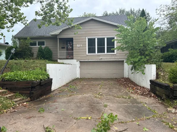 221 Kurlene Dr, Macomb, IL 61455