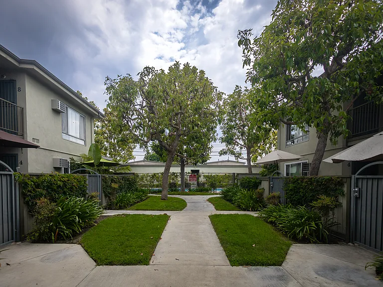 Cris Village Apartments — Photo 7