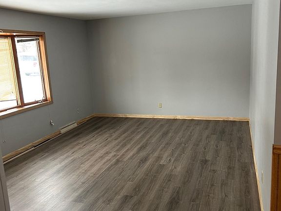 3rd image of 404 3rd St NE