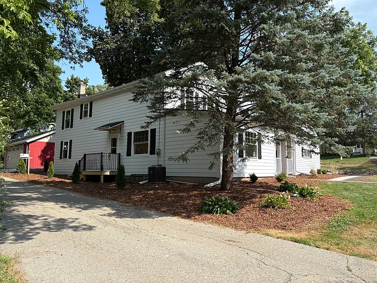 708 Lake St — Photo 3