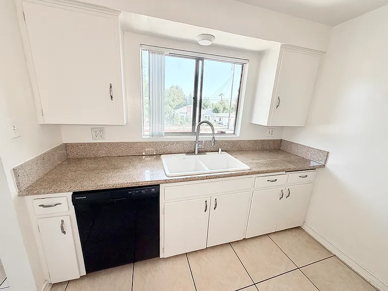 585 W Sierra Madre Blvd — Photo 19