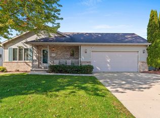 2605 Maple Grove Dr, Neenah, WI 54956