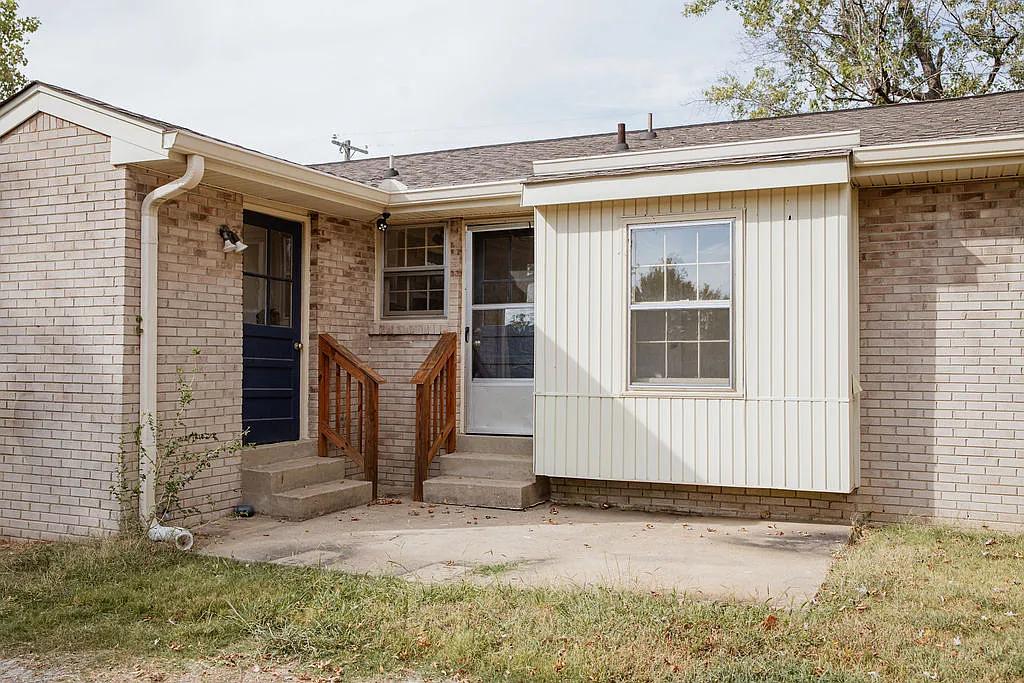 2 bed, 886 sqft, $1,700 — Photo 1
