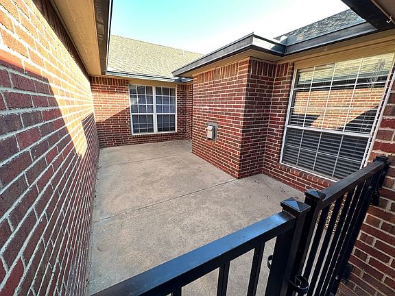 3rd image of 5826 W Farmers Ave
