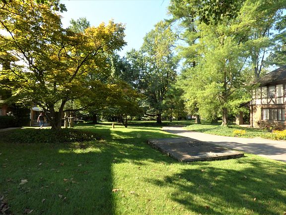 5th image of 6049 Woodford Ct APT 2