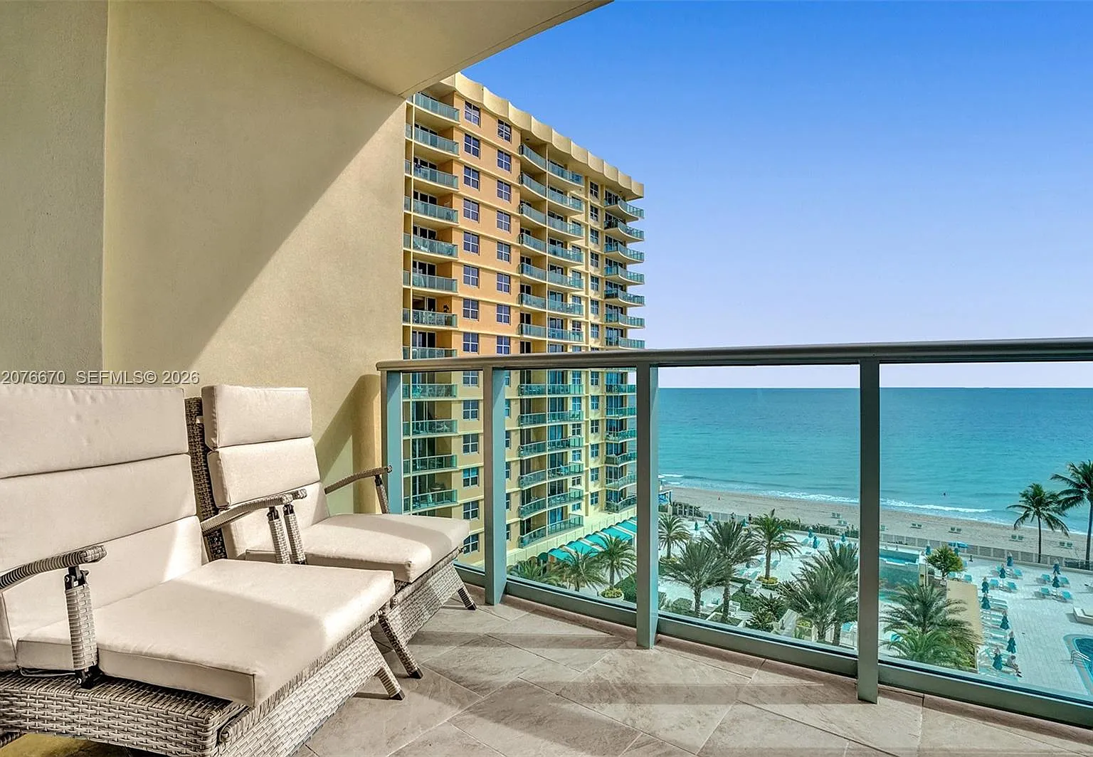 Wave Condo — Photo 1